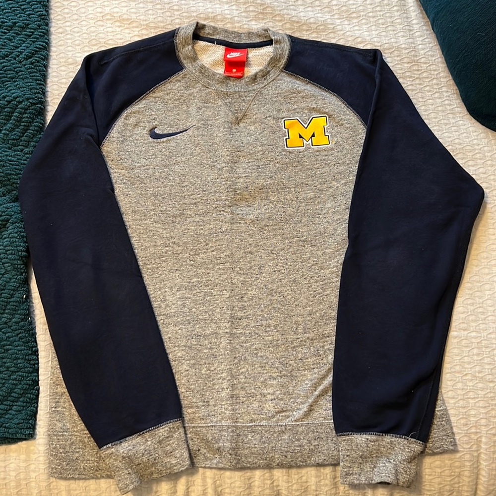 Nike Michigan crewneck with pocket!